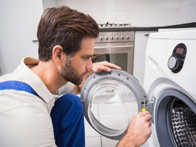 Reparación de Lavadoras Haier Técnico reparando lavadora Haier