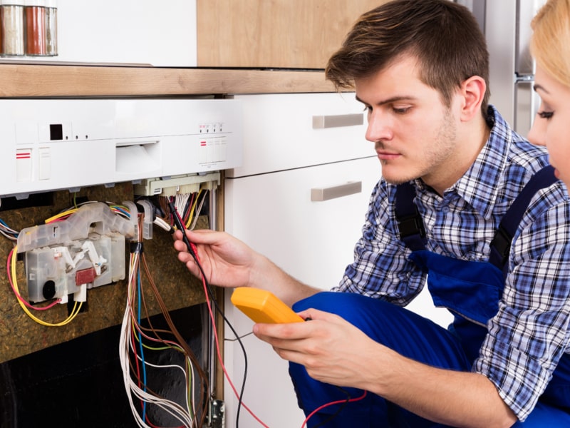 Reparación de Lavavajillas Haier Técnico reparando Lavavajillas Haier